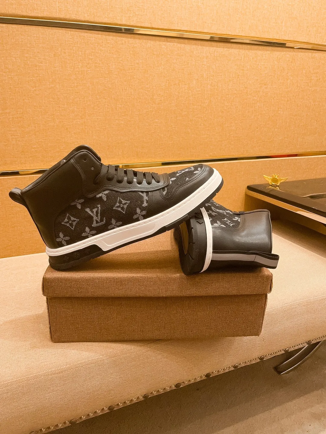 Men's shoes 💰 440💰【 LV 】🔥 Louis Vuitton, high-end men's shoes brand, official website 1:1 latest masterpiece: the upper is made of first-layer cowhide imported from Italy with a comfortable and breathable lining➕original non-slip and wear-resistant outsole🔥, making walking more convenient and comfortable! An exclusive new model, a stunning work, a beautiful 1:1 replica [color] compared to the official quality! Create a fashionable personality to set off your uniqueness! A must-have for trendy men! Classic🔥Size: 38-44 Color: 🔥Multiple colors available🔥